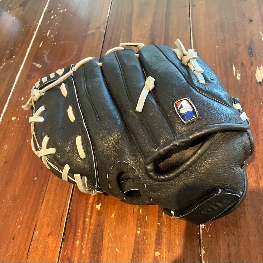Wilson’s T-ball black leather glove. 10 inches. EUC! Left handed